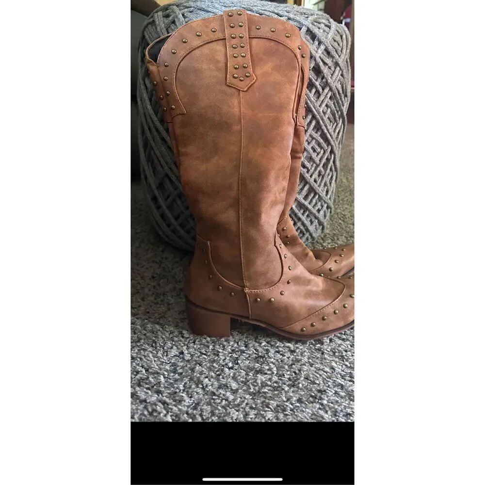 Beautiful, soft, cowboy boots tags are missing never worn size 10